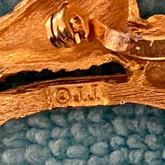 Vintage Nesting Bird Pin, Costume Jewelry, Jonette Jewelry Company - Picture 5 of 5